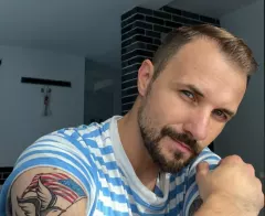 Maciej Smoliński nowością z Chicago „Miłość to Gra„ zachwycił Polaków! Utwór idealny na pierwszy taniec „jak Ty mi teraz zaimponowałeś„