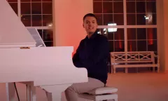 Maciek Kasprzyk i jego nowa produkcja pt. „Będę Obok Ciebie„! Niezwykła premiera!