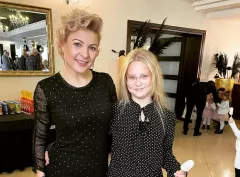 Magda Narożna pielęgnuje relacje z córką ”Lubicie czasami przewrócić świat do góry nogami”? Do sieci trafił niezwykle zabawny kadr wokalistki.