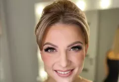 Magda Narożna w nowej odsłonie! Zobacz, jak wokalistka zespołu Piękni i Młodzi zaskakuje swoim makijażem i urodą na najnowszych zdjęciach!