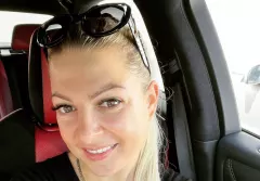 Magdalena Narożna nie boi się rozbieranych zdjęć. Gwiazda disco polo pozuje przy leżakach. W tle tłum ludzi