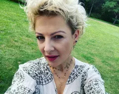 Magdalena Narożna Piękni i Młodzi na ustach wszystkich! Gwiazda disco polo zachwyca głębokim dekoltem!