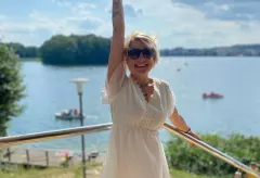 Ideał kobiecości?! Magdalena Narożna pozuje w skąpym bikini nad wodą! Internauci komentują ”Jesteś jak ciasteczko”