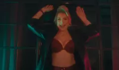 Magdalena Narożna rozebrana w teledysku „Za rok”! Odważne sceny! Licznik bije jak szalony!