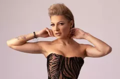 Magdalena Narożna w ogromnych tarapatach! Nie może śpiewać hitów „Pięknych i Młodych”? Oświadczenie Krzysztofa Boguckiego