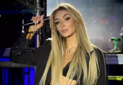 Małgorzata Główka CamaSutra w mocno wyciętym stroju. Zdjęcia zza sceny robią furorę