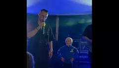 Mały Mikołaj wszedł na koncert Playboys i skradł całe show. Zespół ogłosił go przyszłym gwiazdorem disco | VIDEO