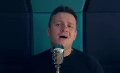 ”Mamo” zespołu Akcent w nowej wersji Arka Kopaczewskiego. To nagranie chwyta za serce