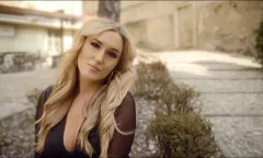 Mamy nową produkcję uwielbianej gwiazdy disco polo! Jesika przygotowała nowość pt. „Pofruniemy piękni„ | VIDEO