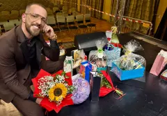 Tort, balon i góra prezentów na scenie. Marcin Andrzejczak z MarsaAlam pokazał, jak świętował urodziny