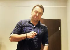Marcin Miller wspiera popularnych gwiazdorów telewizyjnego show Rolnicy. Podlasie ! Artysta disco polo ofiarował im niecodzienny upominek! 