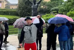 Co za VIDEO! Marcin Miller Boys, zdobywa słynne schody z filmu „Rocky„!

