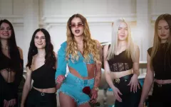 Marlena Sieniawska z utworem ”Pinacolada” zaskakuje debiutem! Nowa gwiazda latino wchodzi na scenę z przytupem