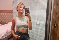 Znana wokalistka disco polo odsłoniła piersi, aby pokazać tatuaż! Jest kobieco i odważnie! Tak intymnie dawno nie było! 