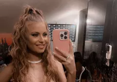 Widać jej biust! W sieci zawrzało?! Popularna wokalistka disco polo pokazała się w skąpej sukience!