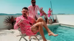 Mega premiera Denziego. "Różowe oksy" to hicior nagrany w Chorwacji