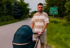 Podbiją media z nowym hitem?! Menelaos w nowości„Jak Będziesz Miała Foch„ z tajemniczym nawiązaniem do wielkiego przeboju