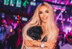Mocno odkryte okolice bikini i głęboki dekolt! Tak gwiazda disco polo zagrała w Warszawskim klubie Explosion!