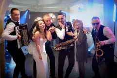 Najnowsza piosenka pt. „Biała sukienka„ od Andre rozgrzeje każdą imprezę weselną! Zobacz, kto wystąpił w teledysku! To znani aktorzy!