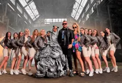 Najnowszy utwór Dawida Narożnego ”Królowa jest tylko jedna” to nowy hit lata? Zobacz ten teledysk! To lepszy numer niż „Ona działa na mnie jak„