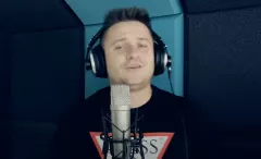 Arek Kopaczewski w wyjątkowej premierze pt. „Nie wierz Jej„! To zapomniany hit zespołu Boys! 