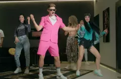 Kamil Kossakowski na samym szczycie?! Zobaczcie przedpremierowo teledysk zespołu DiscoBoys pt. ”Niebieskie Oczy”!