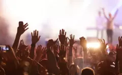 Niegdyś przeboje, dzisiaj – trochę zapomniane. Zobacz listę najgorętszych hitów disco polo, których słuchała cała Polska.