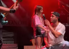 Niesamowita scena na koncercie Kamila Kossakowskiego! Dziewczynka śpiewa z nim hit „Wakacje”
