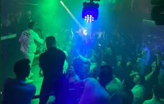 Niezwykły występ zespołu Extazy! Zobacz, jak publiczność szaleje do kultowego hitu ”Noc taka czarna” na koncercie w Klubie Milion