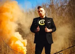 Gwiazdor disco polo nie zrezygnował z atrakcyjnych kobiet! Zobaczcie go w akcji! VIDEO