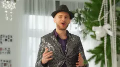 Nowa kolęda Menelaos „Wśród nocnej ciszy” z elementami disco i trapu