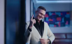 Nowa piosenka Oskaro „Miłość chcę Ci dać” bije rekordy odsłon w sieci przed Sylwestrem 2025