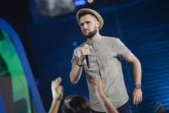 Uwielbiany gwiazdor disco polo w niezwykłej balladzie! Tak Karol Zawrotniak Defis podbija rynek muzyczny nową wersją ”Niespotykany kolor”!