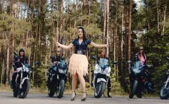 Nowa wokalistka odważnym krokiem wkroczyła na scenę disco polo! Jej premiera podbija serca fanów!