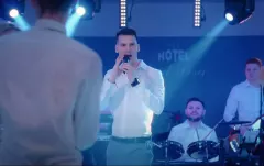 Nowy hit Bayera, „Kocha się raz„, podbija Polskę! Dowiedz się, dlaczego ten utwór disco polo stał się viralowym fenomenem