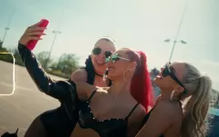 Nowy hit disco polo od Żaku „Czternastka w Maxie„ – teledysk pełen pięknych kobiet podbija internet!