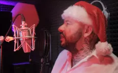 Nowy hit świąteczny od Na Plus! „Pan w czerwonym kubraczku” z nietypowym szkockim brzmieniem