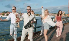 Nowy utwór Bartosza Abramskiego „Najpiękniej” wzrusza tysiące słuchaczy. To jego najlepsza premiera