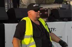 Disco polo w centrum uwagi?! Ochroniarz skradł show na koncercie Łobuzów? Viralowe nagranie w sieci!
