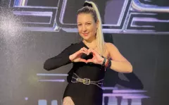 Odważnie pokazała ciało! Magda Narożna w gorącej stylizacji podczas koncertu! [Zdjęcia]
