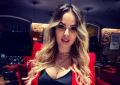Odważny dekolt w świątecznej scenerii. Wokalistka disco polo - Paula Karpowicz (Top Girls)  zachwyciła kuszącym wyglądem! 
