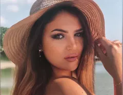 Piękna wokalistka disco polo w promieniach słońca! Gwiazda kusi skąpym bikini! 