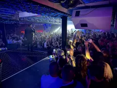 Parkiet znanego klubu zapłonął! Zenon Martyniuk zgromadził pod sceną ogromną publikę! To prawdziwy król disco polo!| VIDEO