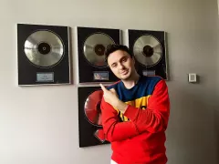 Gwiazdor disco polo kupił psu perukę! Jego bulterier wygląda teraz, jak pudel!