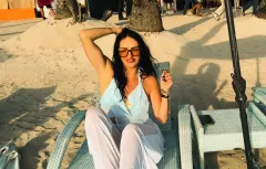 Paulina Basa rozebrała się na rajskiej plaży. Nowy klip „Chyba bolą cię nogi" to gorący strzał