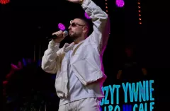 PAW zaśpiewał „Viral" na żywo w Żmigrodzie! Tłum oszalał, a nagranie podbija sieć.