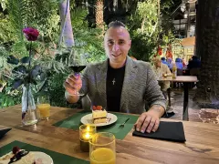 Paweł Dudek Czadoman zaskoczony! Personel hotelu w Warszawie przygotował gwieździe disco polo zaskakującą niespodziankę!