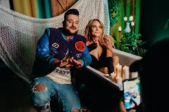 Piękna blondynka u boku Piotra Koczocika?! To znana INFLUENCERKA! Artyści przygotowali nowość pt. „W blasku świec„
