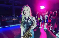 Popularna gwiazda disco polo - Dorota MIG olśniewa w zjawiskowej stylizacji. Nogi zdominowały kadr! Wiemy, skąd pochodzi zdjęcie! 