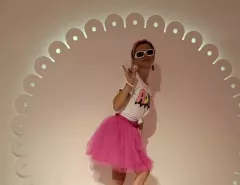 Piękna wokalistka disco polo w skąpym ubraniu! Uwagę zwraca jej wymodelowany brzuch! 